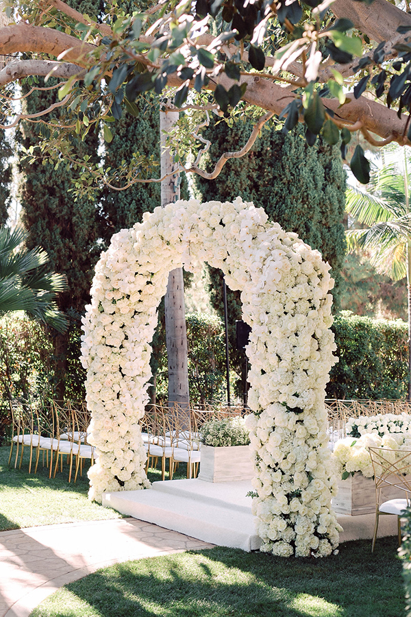 Una boda llena de rosas blancas, fuerza y pureza | Novias