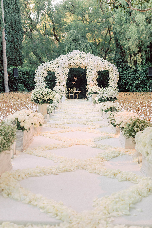 Una boda llena de rosas blancas, fuerza y pureza | Novias